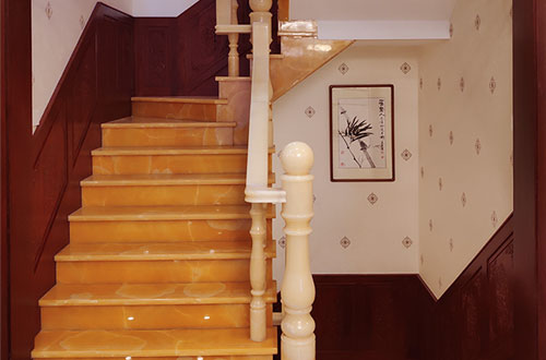 兴海中式别墅室内汉白玉石楼梯的定制安装装饰效果